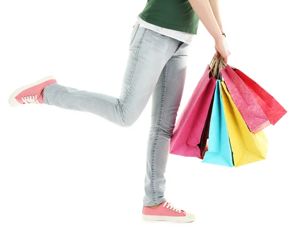 Bolsas de papel de compras coloridas en manos femeninas aisladas en blanco — Foto de Stock