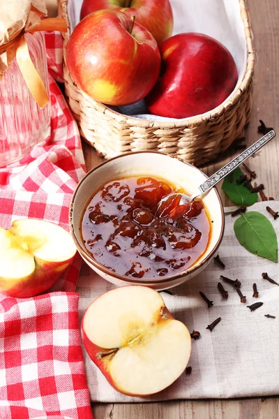Яблочный джем и свежие красные яблоки — стоковое фото