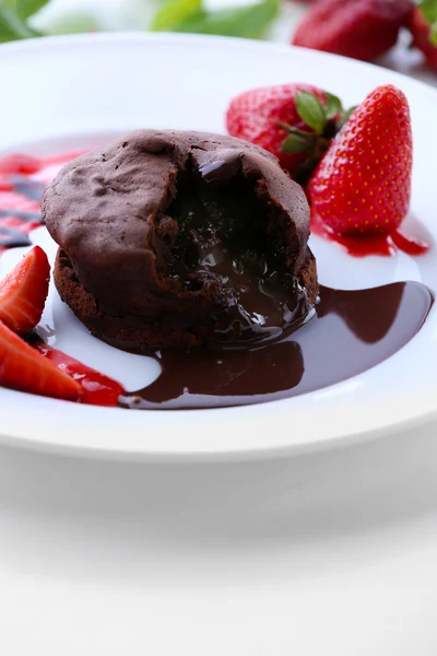 Chocolate fondant with strawberries — Stock Photo, Image