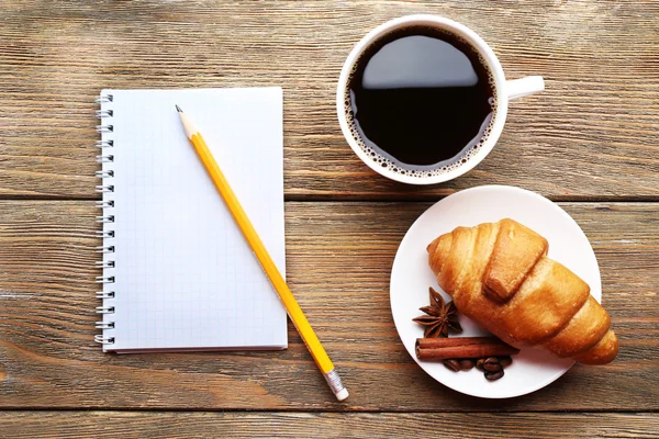 Café avec croissant et feuille de papier blanc — Photo