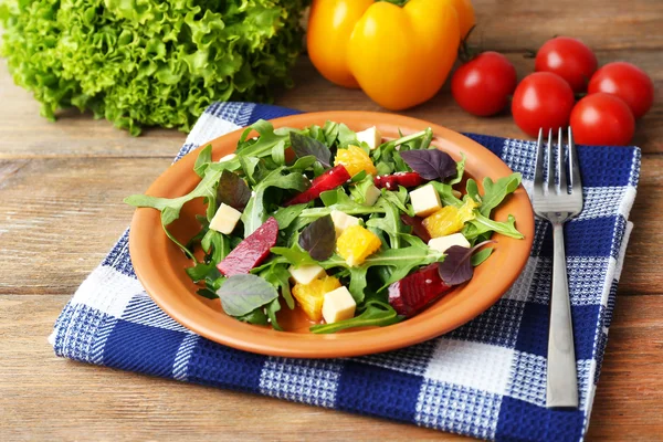 Ensalada sabrosa con hojas de rúcula en plato — Foto de Stock