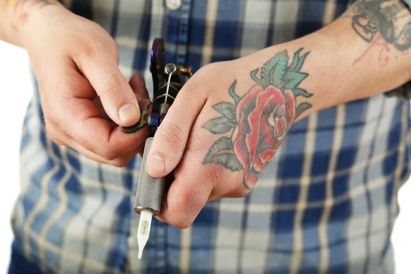 Рука татуировщика с тату-машиной, крупным планом — стоковое фото