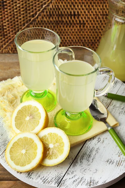 Succo di limone e limoni affettati — Foto Stock