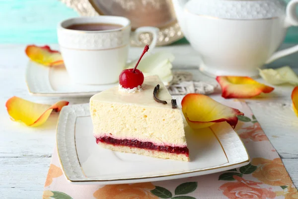 Pedaço saboroso de cheesecake no prato — Fotografia de Stock