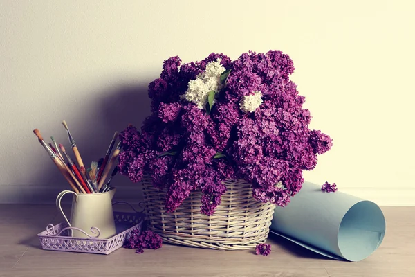 Schöne fliederfarbene Blumen auf Korb — Stockfoto