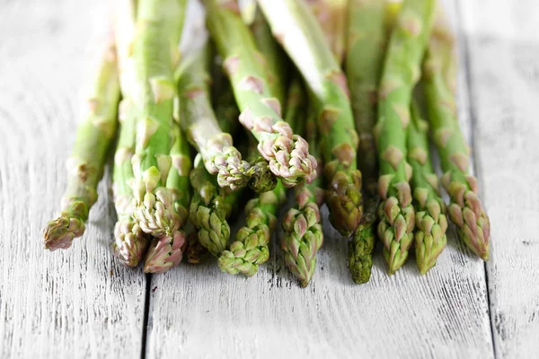 Fresh asparagus on wooden table — Stock Photo, Image