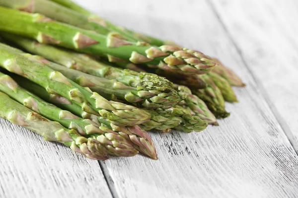 Frischer Spargel auf Holztisch — Stockfoto