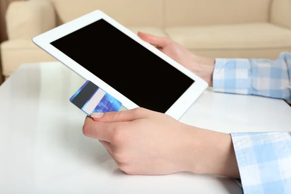 Female hands with tablet and credit card — Stock Photo, Image