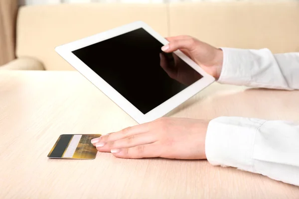 Mãos femininas com tablet e cartão de crédito — Fotografia de Stock