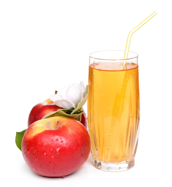 Стакан яблочного сока и яблок — стоковое фото
