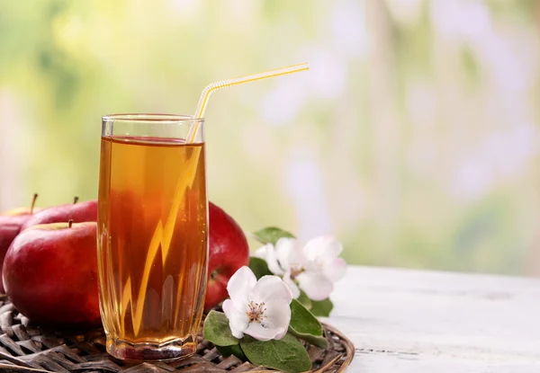 Verre de jus de pomme et de pommes — Photo