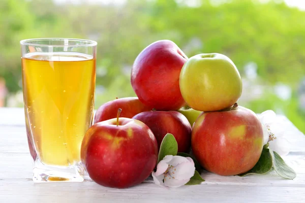 Стакан яблочного сока и яблок — стоковое фото