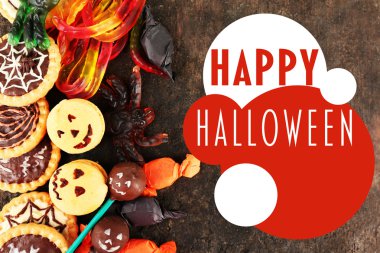 Koyu arka plan üzerinde Cadılar Bayramı partisi için farklı tatlılar