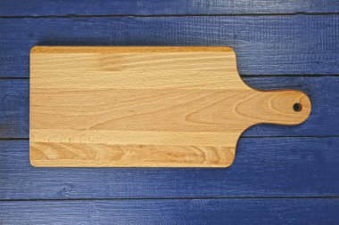 Ahşap arka planda kesme tahtası