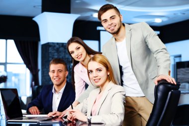 Ofiste çalışan iş adamları