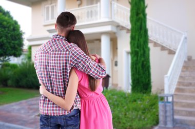 Çift onların rüya evinde