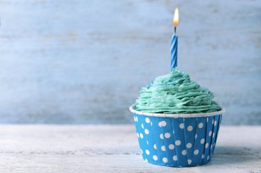 Lezzetli doğum günü kek ahşap arka plan üzerinde