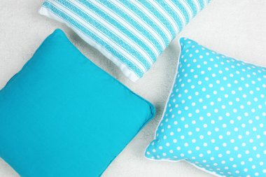 Dekoratif yastıklar ekose üzerinde kapat