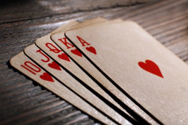 İskambil ahşap masa üzerinde