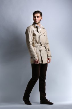 ceket gri arka plan üzerinde genç adam