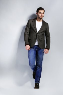 gri zemin üzerine genç adam