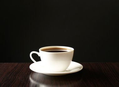 Tahta masada bir fincan kahve.