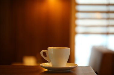 Kafedeki masada bir fincan kahve.