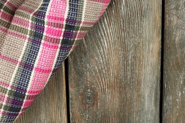 Damalı peçete ahşap masa arka plan üzerinde