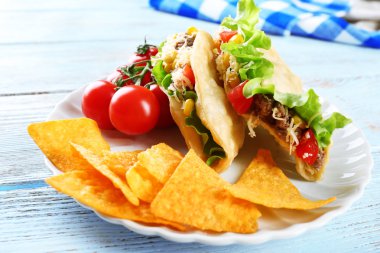 lezzetli taco cips cips ve masada tabakta sebze yakın çekim