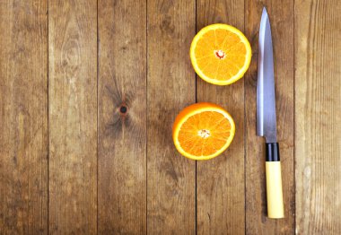 Turuncu bıçakla yarısı