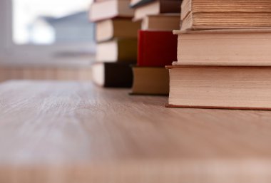 Masadaki kitap yığınları