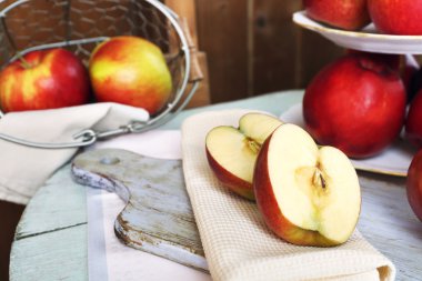 Masada lezzetli olgun elma