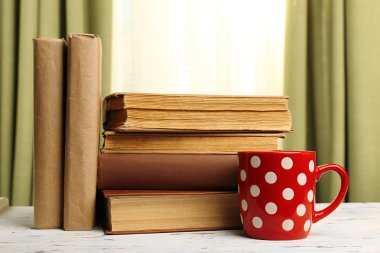 Kitap ve ahşap masa Kupası