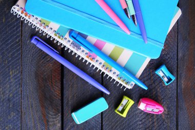 Ahşap masadaki renkli kırtasiye malzemesi,