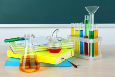 Kimya sınıfı test tüpleri ile Danışma