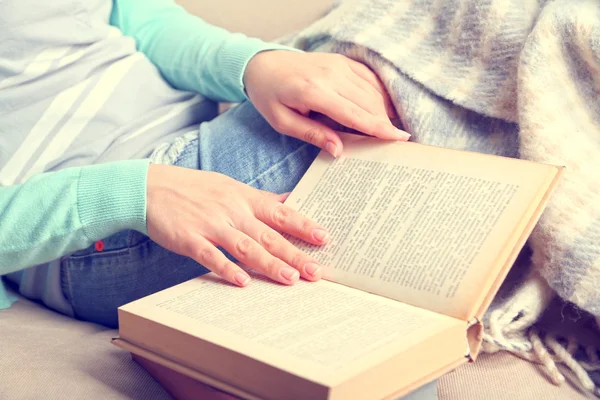 Jonge vrouw lezen boek — Stockfoto