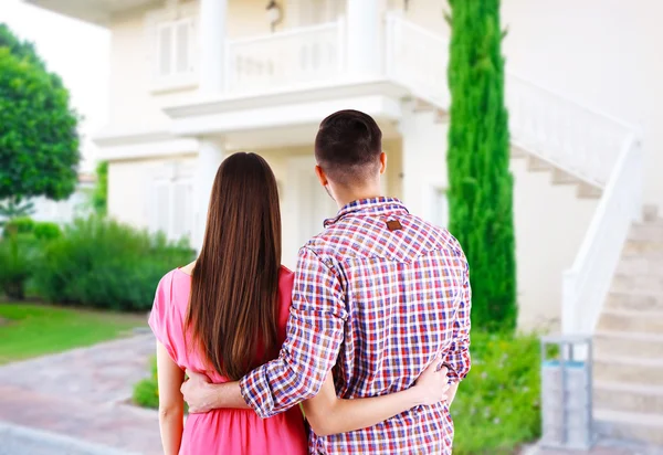 Coppia guardando casa da sogno — Foto Stock