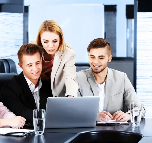 Uomini d'affari che lavorano in ufficio — Foto Stock