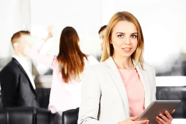 Geschäftsfrau im Konferenzraum — Stockfoto