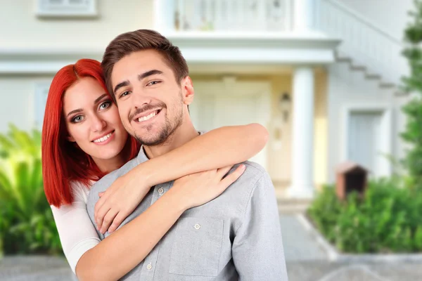 Casal amoroso perto de sua casa — Fotografia de Stock