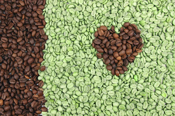 Groen en bruin koffie bonen in de vorm van hart, close-up — Stockfoto