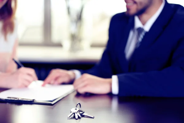 Vertragsunterzeichnung und Schlüssel liegen auf dem Tisch — Stockfoto