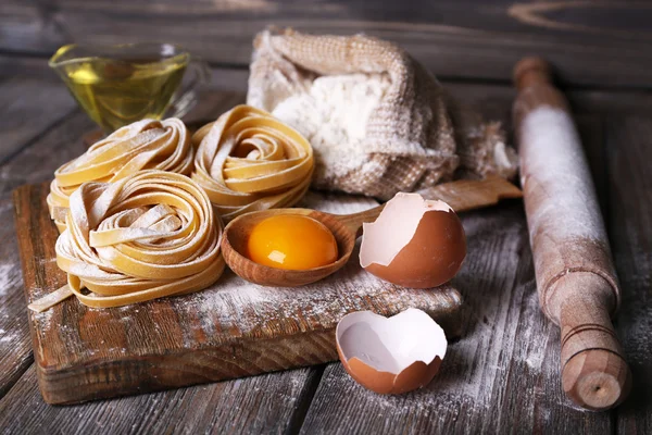 Pasta casera cruda e ingredientes para pasta — Foto de Stock