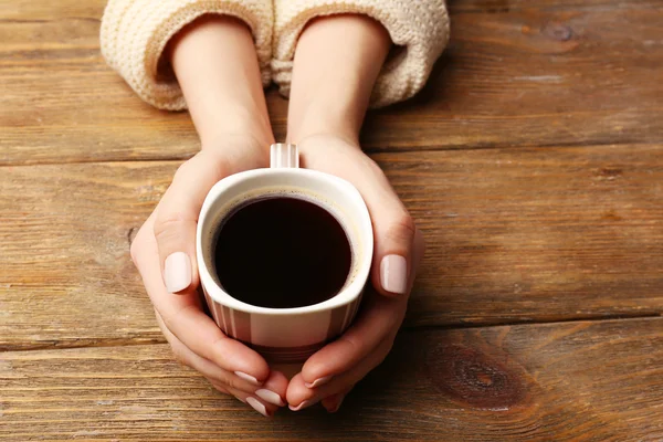 Tangan wanita memegang secangkir kopi — Stok Foto