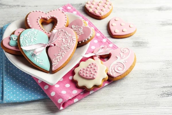 Herzförmige Plätzchen zum Valentinstag auf Teller, auf farbigem Holzhintergrund — Stockfoto