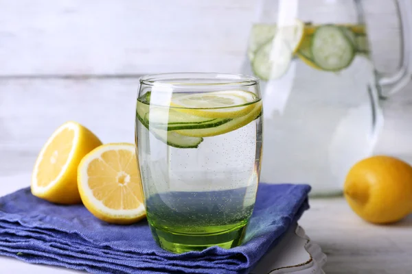 Acqua con limone e cetriolo — Foto Stock