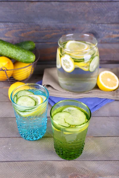 Agua con limón y pepino —  Fotos de Stock