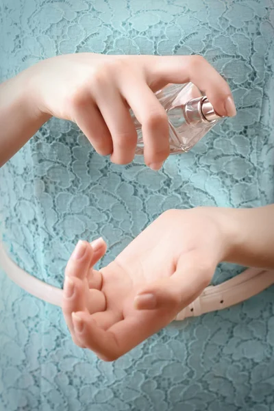 Mani femminili che applicano profumo, primo piano — Foto Stock