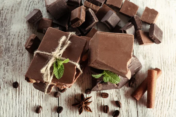 Uppsättning av kryddig choklad på träbord, närbild — Stockfoto