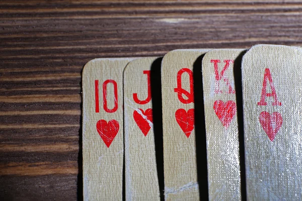 Spielkarten auf Holztisch — Stockfoto